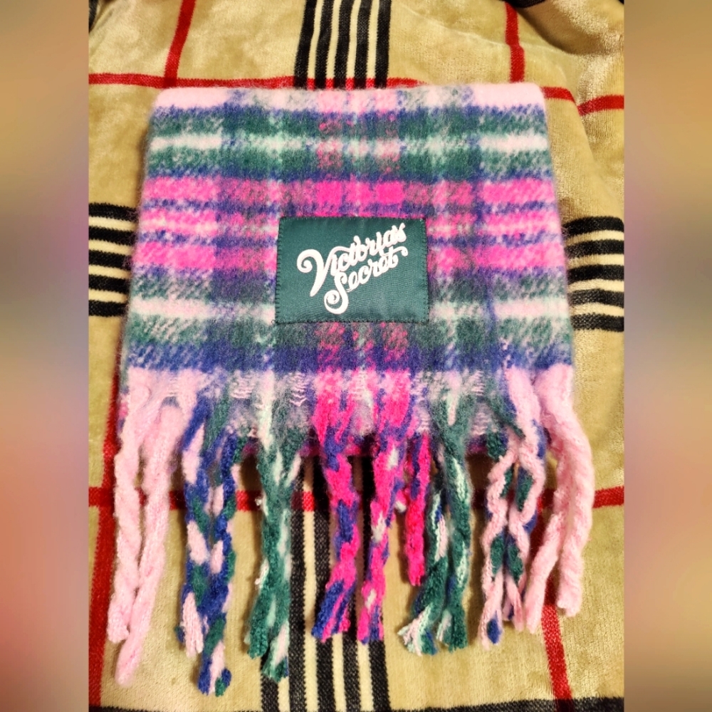 Victoria's Secret Scarf. NWT